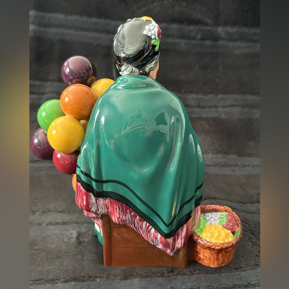 Royal Doulton The Old Balloon Seller Figurine HN1315 Made in England Vintage - Picture 3 of 9